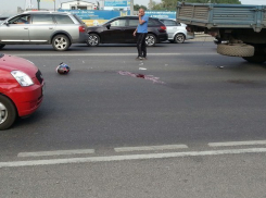 Мотоциклист врезался в «девятку» и влетел в КамАЗ в Воронеже 