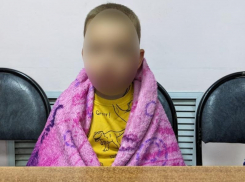 Одинокого четырехлетнего ребенка в 2 часа ночи нашли на детской площадке в Воронеже 