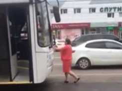 В сети появилось видео, где пьяная женщина устроила разборки с автобусом в Воронеже
