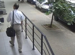 Мужчина, срывающий патриотические листовки в центре Воронежа, попал на видео