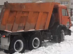 Снегоуборочный КамАЗ утонул в снегу и попал на видео в Воронеже