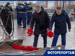 Кто из чиновников и депутатов пришел возложить цветы в Воронеже накануне 23 февраля