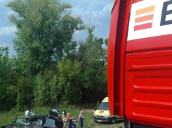 Иномарка врезалась в КамАЗ на воронежской трассе: водитель погиб 