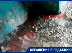 Фекальный поток несколько месяцев бьёт фонтаном прямо в подъезде воронежского дома