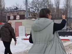 «За что отдавать деньги?»: в неприятную ситуацию попала женщина на платной парковке в Воронеже