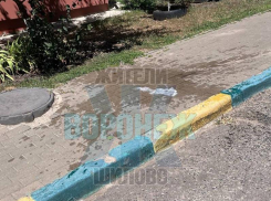 Упавший с высоты «снаряд» едва не угодил в коляску в Воронеже