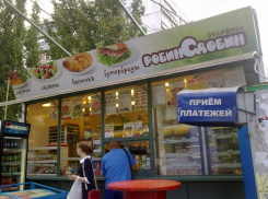 С остановок общественного транспорта в Воронеже сносят киоски с фаст-фудом