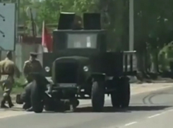 Военная машина с аниматорами не выдержала дороги в Воронеже