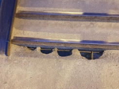 “Ноги начнут проваливаться”: пешеходный мост превращается в полосу препятствий в Воронеже