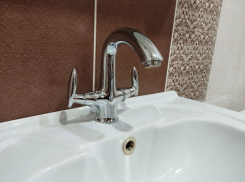 На четыре часа раньше положенного срока отключили воду в многоэтажках Воронежа