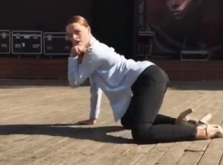 В жаркий танец на высоких каблуках превратили хит «Мумий Тролль» в Воронеже