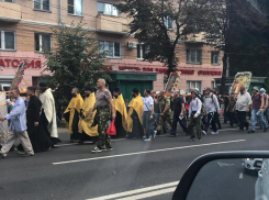 Крестный ход на 120 километров парализовал движение в Воронеже