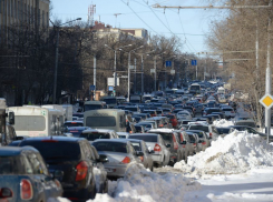 Из-за ночного снегопада Воронеж встал в многокилометровых пробках