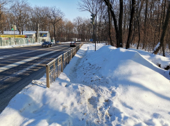 Попасть под колеса в любой момент: воронежцы бьют тревогу из-за опасного тротуара 