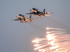 Великолепие и мощь бомбардировщиков во время полета показал фотограф в Воронеже