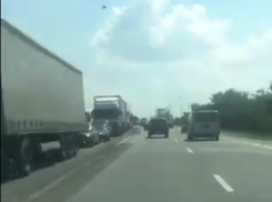 Заложников легендарной пробки на трассе М-4 сняли на видео