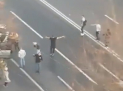 Отвязные танцы устроила молодежь на центральной магистрали Воронежа