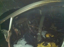 Ночью в Воронеже сгорел автомобиль Ниссан-Тиана