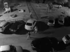 Cтыдный поступок девушек сняла камера в воронежском ЖК