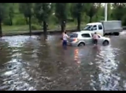 В Воронеже во время дождя затопило улицу Новосибирская (ВИДЕО)