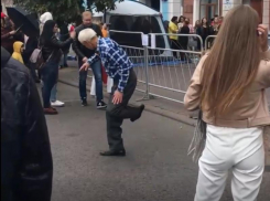 Отжигающий под «Катюшу» пенсионер попал на видео в Воронеже
