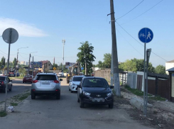 Девушки на иномарках заполонили тротуар в Воронеже 