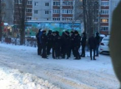 Обвиняемого привезли на место расправы над учительницей в Воронеже