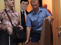 Обошлось без пулемёта. Замгубернатора Геннадий Макин учится принимать воронежцев