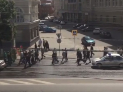 Огромную колонну воронежских пограничников на проспекте Революции сняли на видео 