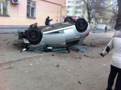 В Воронеже на Московском проспекте иномарка протаранила «десятку» и перевернулась