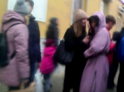 Сумасшедшую очередь за бесплатной шаурмой сняли в Воронеже