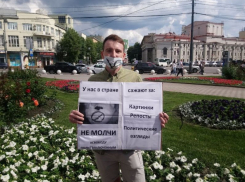 Одиночный пикет в День России обернулся задержанием оппозиционера в Воронеже