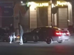 Начавшуюся драку с битой и пистолетом записали на видео в Воронеже 
