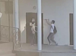 Подростки, вскрывающие подъезд элитного дома монтировкой, попали на видео в Воронеже