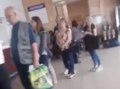 В безразличные к COVID-19 очереди выстраиваются люди у вокзальных касс в Воронеже 