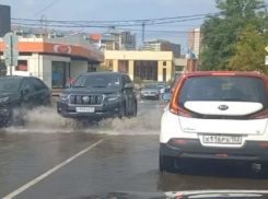 Машины поехали вплавь: не работу ливнёвок во время дождя показали воронежцы