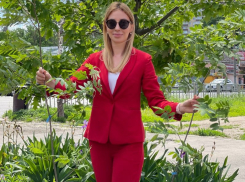 Чем красотка, платившая заму Бавыкина за выборы, собирается заниматься на майских праздниках 