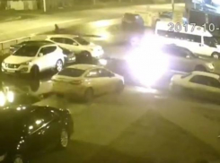 На видео попал момент поджога внедорожника в Воронеже