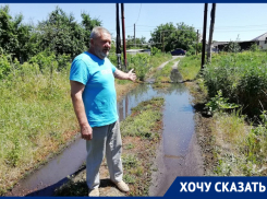 Канализация затопила дорогу в Россоши Воронежской области 