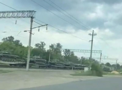 Военный эшелон сняли на видео в Воронеже 