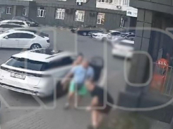 Драка двух мужчин со стрельбой попала на видео во дворе многоэтажки в Воронеже 