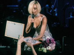 Полину Гагарину завалили цветами и носили на руках на концерте в Воронеже