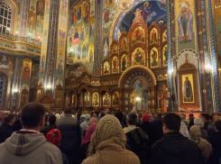 Сотни воронежцев пришли на главную Пасхальную службу в Благовещенский кафедральный собор
