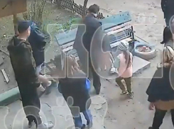 Спасение трёхлетней девочки, которую бросила на 4 дня мать-проститутка, попало на видео в Воронеже