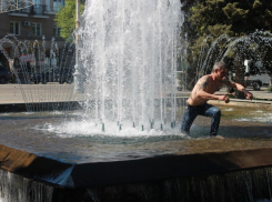 Нетерпеливые воронежцы вовсю купаются в фонтанах (ФОТО-ВИДЕО)