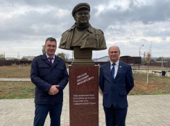 В новом сквере под Воронежем поставили памятник Пескову