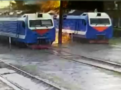 Эпичный взрыв проводов над электричкой сняли в Воронежской области