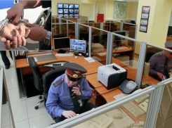 Воронежец с ножом выпил с женщиной и ограбил ее