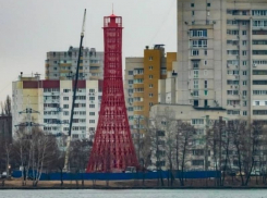 У Воронежского водохранилища установили огромный красный маяк