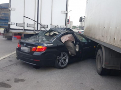 BMW самоуничтожилась о две припаркованные фуры в Воронеже